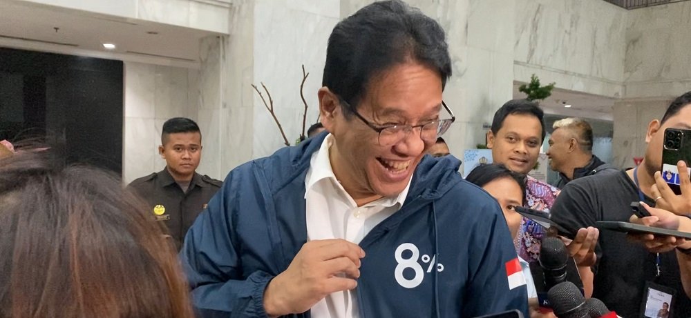 Purbaya Tampilkan Jaket 8% Sebagai Simbol Target Ekonomi Prabowo