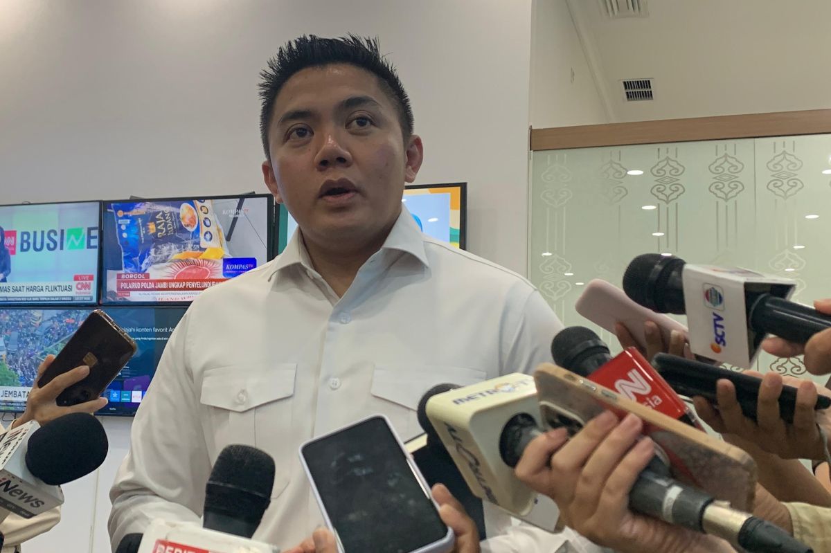 Seskab Teddy Bahas Diplomasi Prabowo dan Investasi Besar